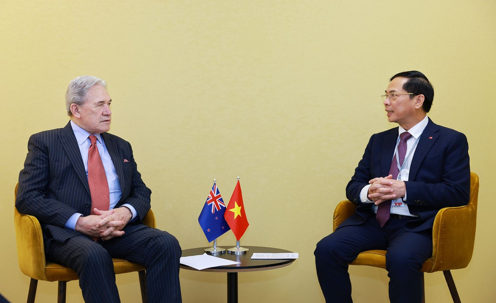 Phó Thủ tướng Chính phủ, Bộ trưởng Ngoại giao Bùi Thanh Sơn cùng Bộ trưởng Ngoại giao New Zealand Winston Peters. (Ảnh: BNG) 1.jpg