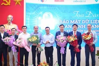 Tổng Biên tập Báo Nhân Dân Lê Quốc Minh và Phó Tổng Biên tập Báo Nhân Dân Phan Văn Hùng tặng hoa các diễn giả của buổi tọa đàm về bảo mật dữ liệu và an ninh mạng. (Ảnh: THÀNH ĐẠT)