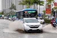 Mưa lớn khiến nhiều tuyến đường Hà Nội ngập úng. (Ảnh: VĂN THỊNH)