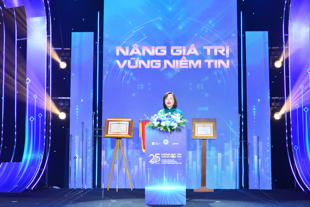Bà Vũ Thị Chân Phương, Chủ tịch Ủy ban Chứng khoán Nhà nước phát biểu tại buổi lễ. Bà Vũ Thị Chân Phương, Chủ tịch Ủy ban Chứng khoán Nhà nước phát biểu tại buổi lễ.