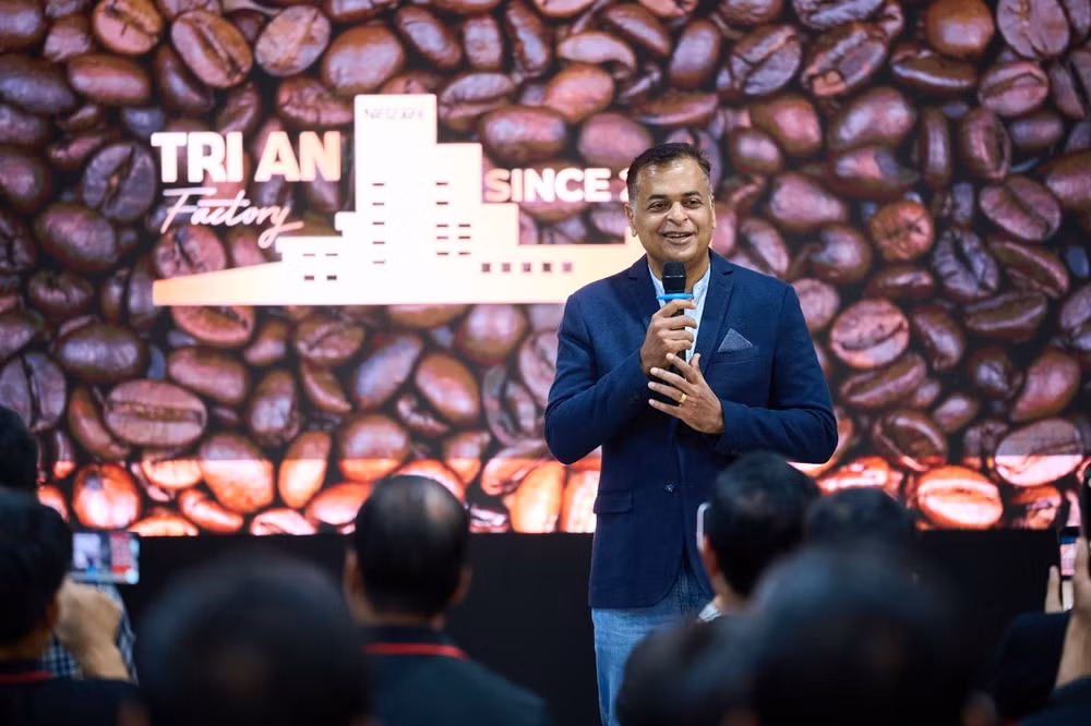 Ông Binu Jacob, Tổng Giám Đốc Nestlé Việt Nam phát biểu chào mừng đoàn nông dân tiêu biểu đến tham quan nhà máy.