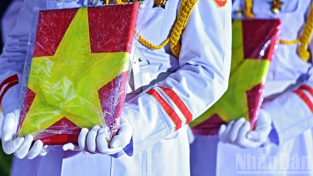 78 bức di ảnh này tuy là những món quà nhỏ, nhưng lại mang đậm giá trị tinh thần và nhân văn sâu sắc với lời nhắn nhủ: Thế hệ trẻ hôm nay sẽ không bao giờ quên những người con ưu tú của dân tộc, đã ngã xuống vì độc lập, tự do của Tổ quốc. 000-1.jpg