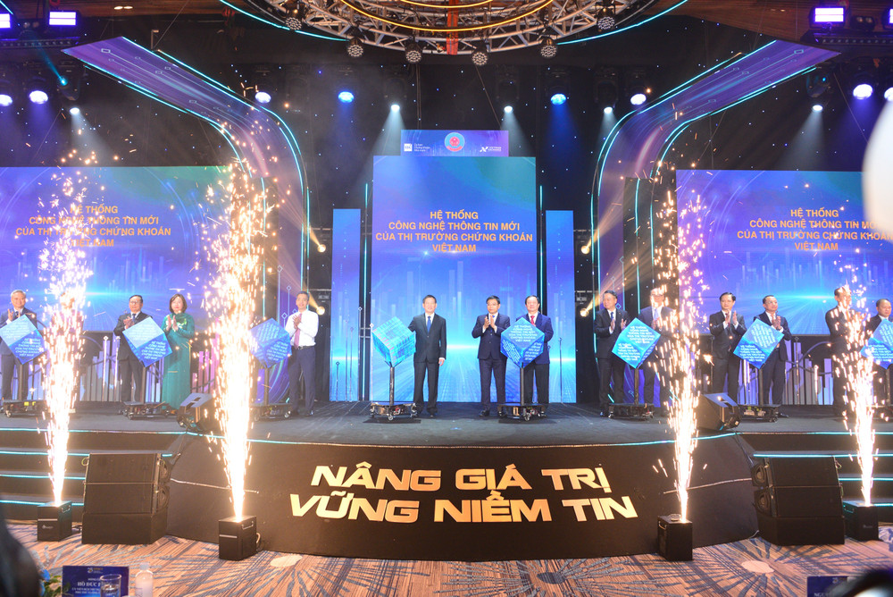 Phó Thủ tướng Hồ Đức Phớc, Bộ trưởng Bộ Tài chính Nguyễn Văn Thắng, cùng các đại biểu thực hiện nghi thức ra mắt Hệ thống công nghệ thông tin mới. Phó Thủ tướng Hồ Đức Phớc, Bộ trưởng Bộ Tài chính Nguyễn Văn Thắng, cùng các đại biểu thực hiện nghi thức ra mắt Hệ thống công nghệ thông tin mới.