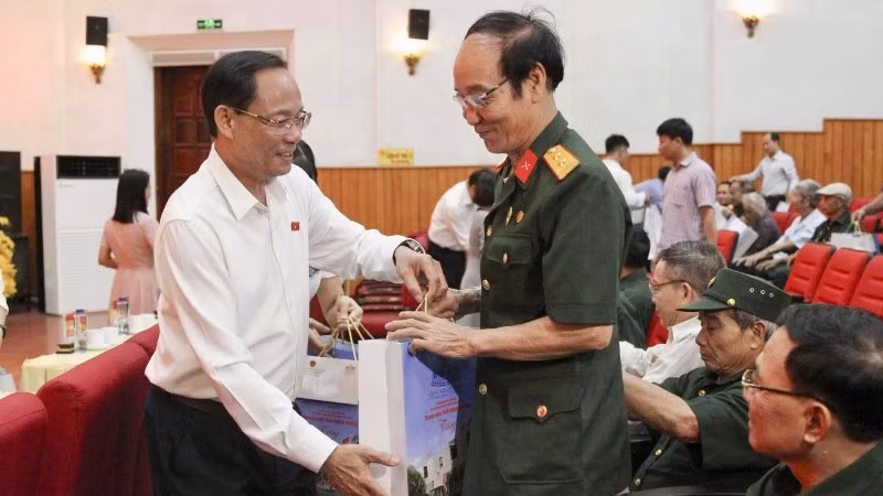 Phó Chủ tịch Quốc hội Trần Quang Phương và đoàn công tác đã trao 100 suất quà tới các thương binh, bệnh binh, thân nhân liệt sĩ và người có công với cách mạng trên địa bàn.