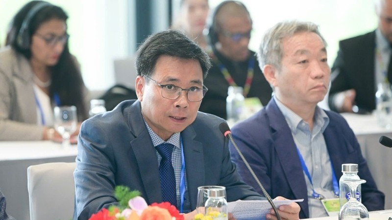 Ông Lê Hoàng Minh chia sẻ các kinh nghiệm của Vinamilk tại Hội thảo bên lề Hội nghị thượng đỉnh P4G 2025 vnm.jpg