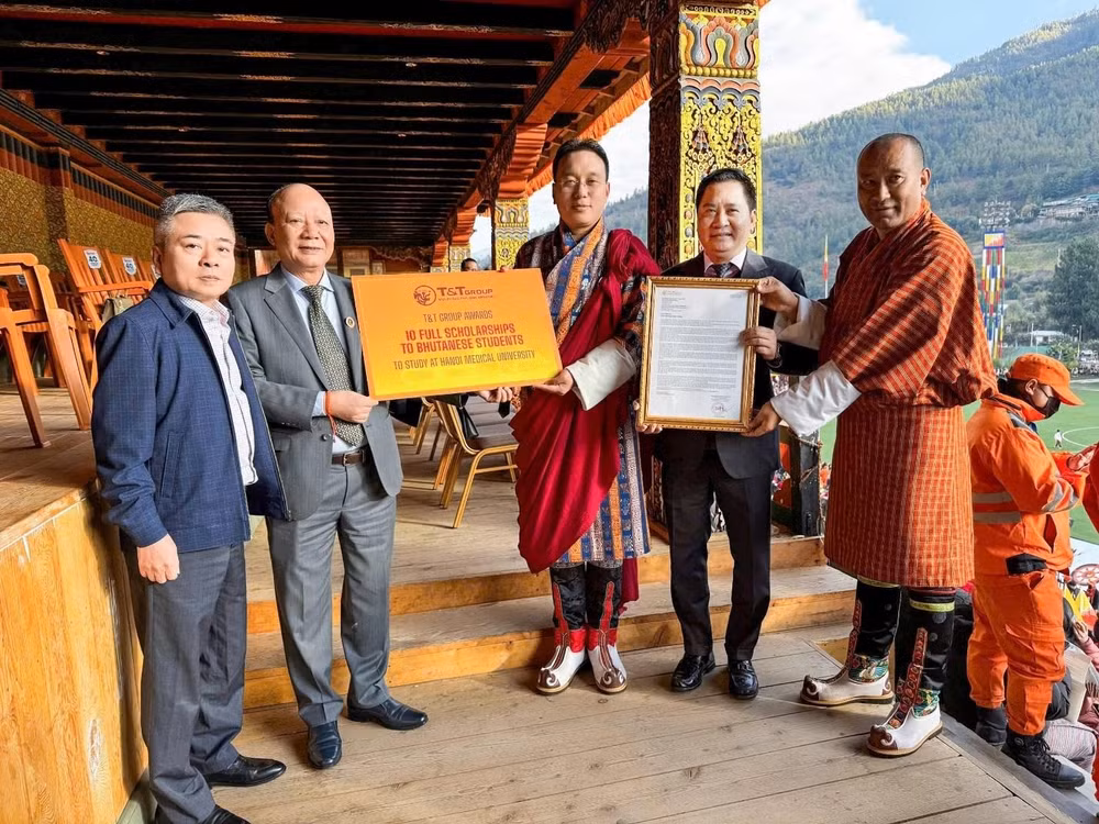Lãnh đạo T&amp;T Group trao 10 suất học bổng toàn phần cho sinh viên Bhutan theo học tại ĐH Y Hà Nội.