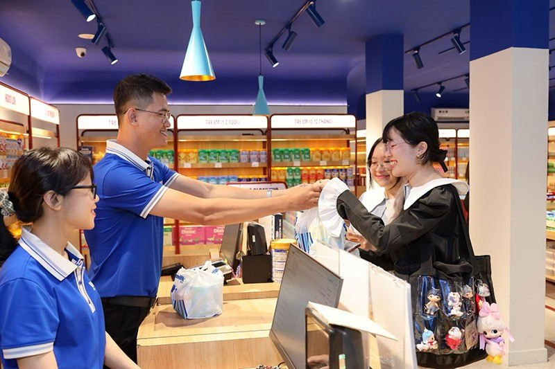 Đổi mới ấn tượng, “bắt sóng” giới trẻ, Vinamilk được nhóm khách hàng trẻ chú ý và yêu thích (Ảnh: Nguyên Phương). anh-4d.png
