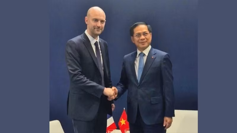 Phó Thủ tướng Chính phủ, Bộ trưởng Ngoại giao Bùi Thanh Sơn và Bộ trưởng Châu Âu và Ngoại giao Pháp Jean Noel Barrot.