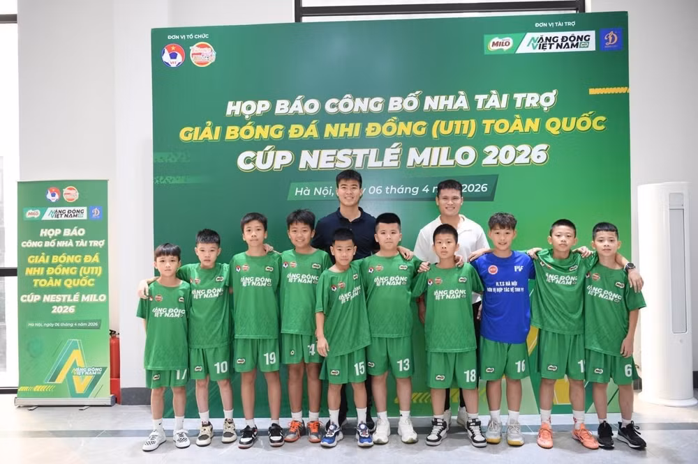 Hai tuyển thủ Đội tuyển bóng đá Quốc gia Việt Nam Đỗ Duy Mạnh và Phạm Tuấn Hải cùng các cầu thủ nhí tại Lễ công bố Giải Bóng đá Nhi đồng (U11) Toàn quốc Cúp Nestlé MILO 2026