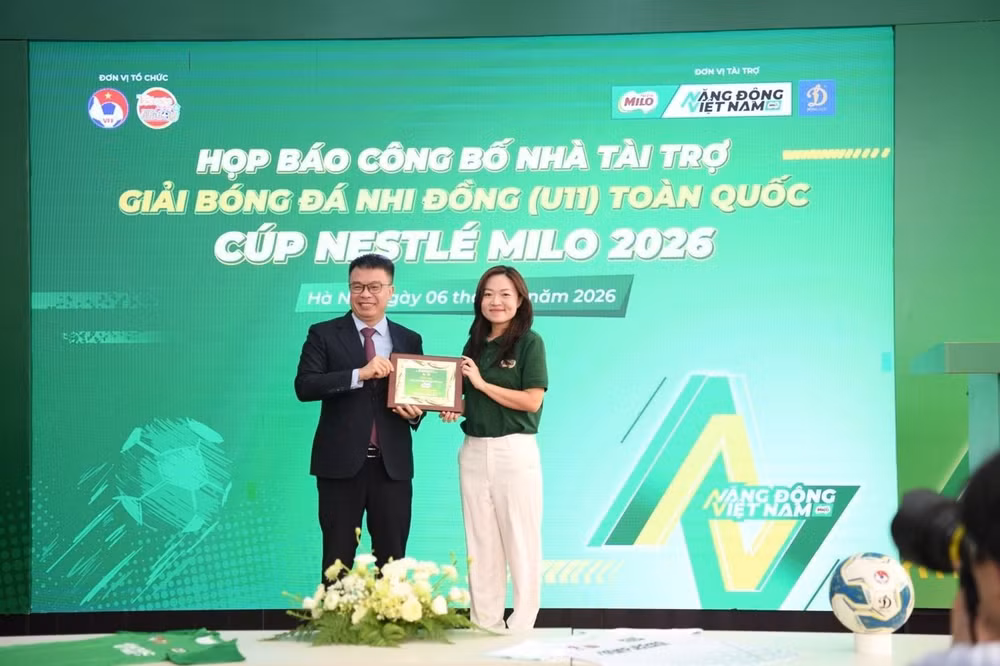 Ban tổ chức trao kỷ niệm chương cho đại diện Nhà tài trợ chính - Nhãn hàng MILO