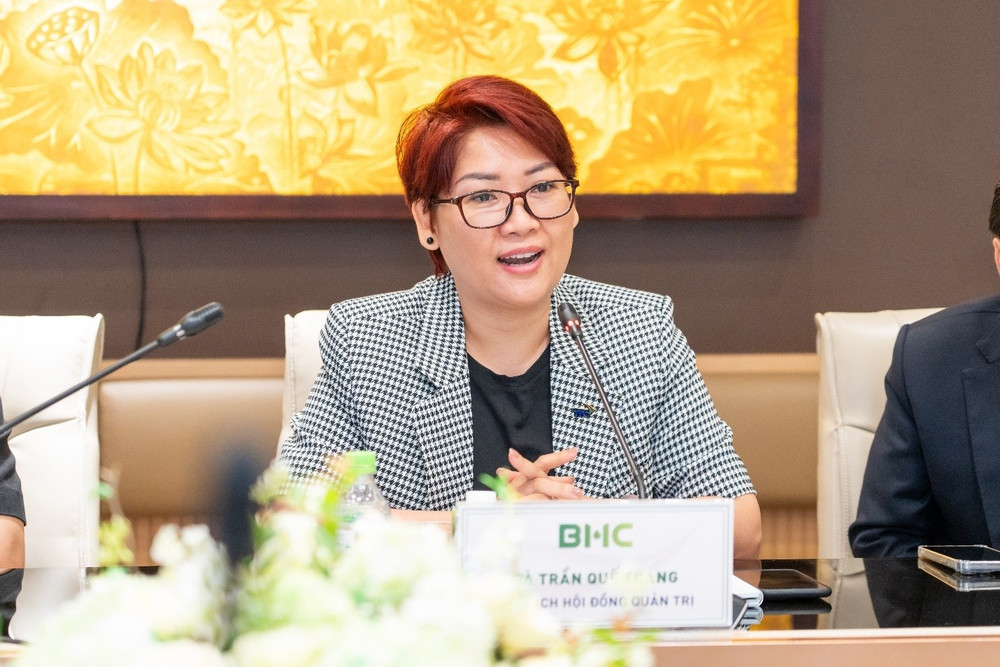 Bà Trần Quế Trang trao đổi về vai trò của nhà phân phối uy tín, tin cậy trong việc giúp những sản phẩm của BHC tới được tay người tiêu dùng. 115.jpg