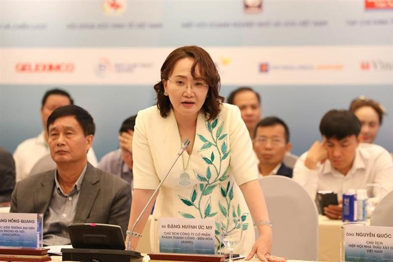 Bà Đặng Huỳnh Ức My – Chủ tịch AgriS trao đổi về tầm quan trọng của hạ tầng dữ liệu trong số hóa nông nghiệp 2.jpg