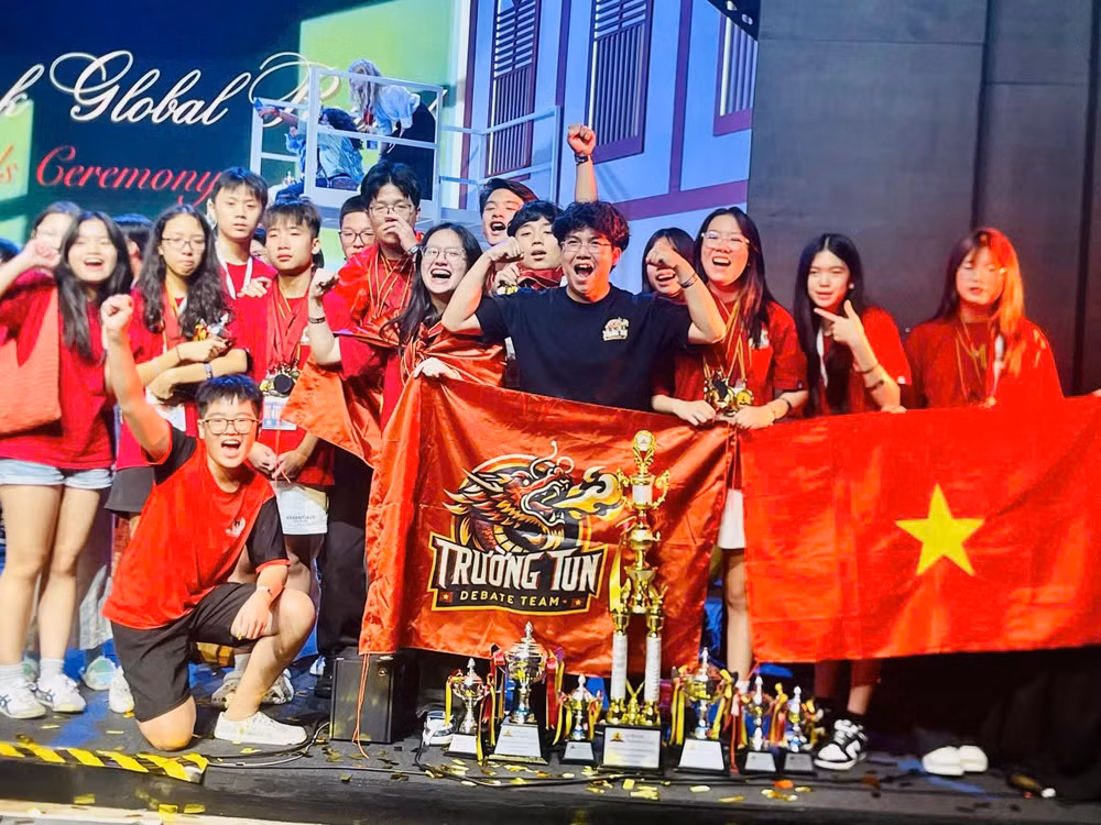 Các thí sinh Việt Nam rạng ngời tại lễ trao giải.