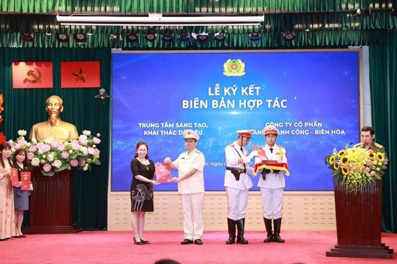 Chủ tịch Đặng Huỳnh Ức My ký kết Biên bản ghi nhớ hợp tác (MOU) với Trung tâm Sáng tạo, khai thác dữ liệu 3.jpg
