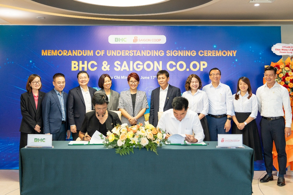 Đại diện hai bên cùng tham gia ký kết Biên bản hợp tác – bà Đoàn Thị Yến Nhi, Tổng Giám đốc BHC (bên trái) và ông Võ Trần Ngọc, Giám đốc Kinh doanh Saigon Co.op (bên phải). 113.jpg