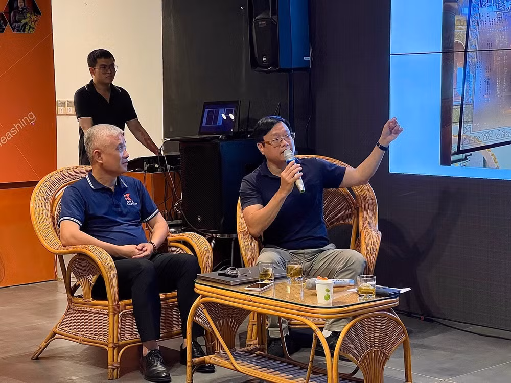 Hai diễn giả: Họa sĩ Phạm Trung Hưng và Họa sĩ, Giám tuyển Nguyễn Thế Sơn giới thiệu về các tác phẩm nổi bật trong buổi tọa đàm.
