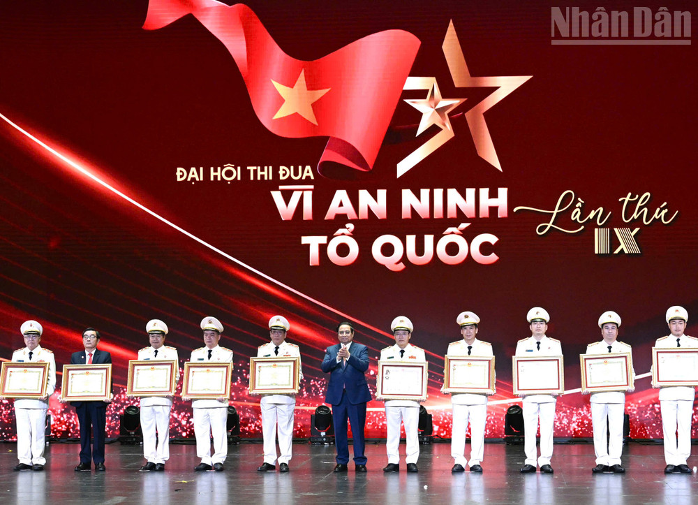 Thủ tướng Phạm Minh Chính trao danh hiệu Anh hùng lực lượng vũ trang và Huân chương Quân công.