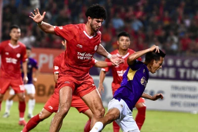 Hà Nội FC (áo tím) hòa Thể Công Viettel 1-1. (Ảnh: TRẦN HẢI)