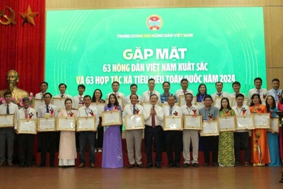 Đồng chí Lương Quốc Đoàn, Ủy viên Trung ương Đảng, Chủ tịch Ban Chấp hành Trung ương Hội Nông dân Việt Nam tặng bằng khen cho 63 nông dân xuất sắc năm 2024.
