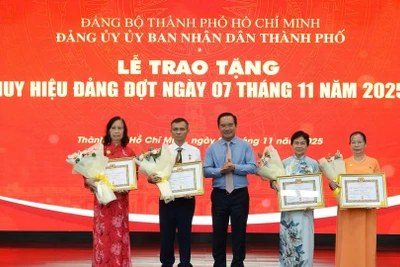 Đồng chí Nguyễn Văn Được, Ủy viên Trung ương Đảng, Phó Bí thư Thành ủy, Chủ tịch Ủy ban nhân dân Thành phố Hồ Chí Minh trao Huy hiệu Đảng cho các đảng viên tròn tuổi Đảng.