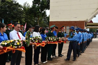 Lãnh đạo Bộ Tư lệnh Quân khu 7, Bộ Chỉ huy quân sự tỉnh Tây Ninh, các sở, ngành và địa phương tặng hoa cán bộ, chiến sĩ đi làm nhiệm vụ.