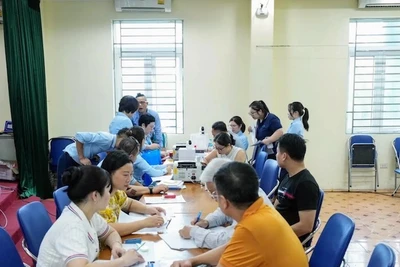 Các hộ dân phường Yên Nghĩa (Hà Nội) làm thủ tục nhận tiền bồi thường giải phóng mặt bằng đường Vành đai 4-Vùng Thủ đô.