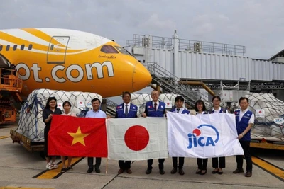 Đại diện Bộ Nông nghiệp và Môi trường tiếp nhận hàng viện trợ của Cơ quan Hợp tác quốc tế Nhật Bản (JICA) tặng người dân Bắc Ninh. (Ảnh: Cục Quản lý đê điều và Phòng, chống thiên tai)