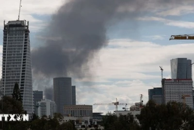 Khói bốc lên từ thành phố Tel Aviv, Israel sau cuộc tấn công đáp trả của Iran vừa qua. (Ảnh: THX/TTXVN)