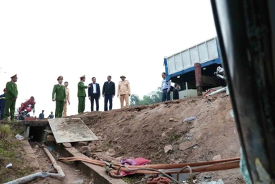 Đồng chí Nguyễn Đình Việt, Phó Bí thư Tỉnh ủy, Chủ tịch Ủy ban nhân dân tỉnh Sơn La, Trưởng ban An toàn giao thông tỉnh trực tiếp chỉ đạo tại hiện trường xảy ra vụ tai nạn giao thông.