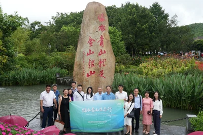 Đoàn chuyên gia tham quan thôn Dư, huyện An Cát. (Ảnh: Ban tổ chức cung cấp)