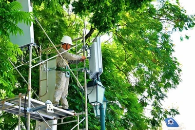 Đội ngũ kỹ thuật Viettel đang lắp đặt, bổ sung mạng lưới tại các tuyến phố quan trọng diễn ra các hoạt động kỷ niệm Quốc khánh 2/9 tại Thủ đô Hà Nội. (Ảnh: ANH TUẤN)