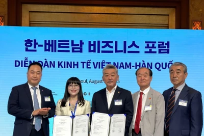 Chủ tịch HĐQT kiêm Tổng Giám đốc Công ty cổ phần Tập đoàn MHGROUP Nguyễn Thị Minh Hằng và Chủ tịch Liên minh Văn hóa quốc tế Hàn Quốc trên Con đường Tơ lụa Oh Tae Geun ký bản ghi nhớ cùng với sự chứng kiến của Chủ tịch danh dự Kocham Hong Sun (ngoài cùng bên trái) và Giáo sư, Tiến sĩ Ahn Kyong-hwan, công dân danh dự thủ đô Hà Nội.