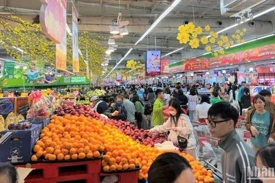 Người tiêu dùng mua sắm tại siêu thị GO!, Big C. (Ảnh: MINH TRANG) 