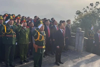 Cấp ủy, chính quyền xã Lũng Cú thực hiện nghi thức chào cờ trong ngày đầu năm mới 2026.