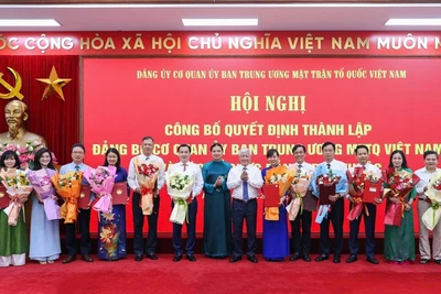 Các đồng chí Đỗ Văn Chiến, Hà Thị Nga (thứ tám và chín từ phải sang) trao Quyết định, tặng hoa chúc mừng người đứng đầu các tổ chức đảng ở các đơn vị trực thuộc Cơ quan Ủy ban Trung ương Mặt trận Tổ quốc Việt Nam.