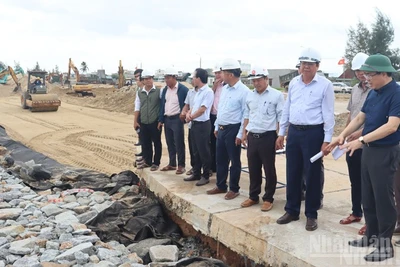 Chủ tịch Ủy ban nhân dân tỉnh Quảng Ngãi Nguyễn Hoàng Giang Kiểm tra hiện trường công trình khắc phục, chống sạt lở bờ biển khu vực xã An Phú.