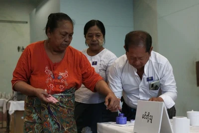 Cử tri bỏ phiếu trong cuộc tổng tuyển cử tại điểm bầu cử ở Yangon, Myanmar. (Ảnh: THX/TTXVN)