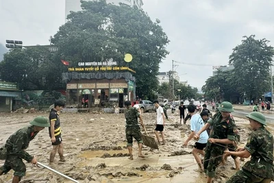 Lực lượng quân đội là nòng cốt trong công tác khắc phục hậu quả thiên tai tại phường Hà Giang 1 và 2, tỉnh Tuyên Quang. (Ảnh: KHÁNH TOÀN)
