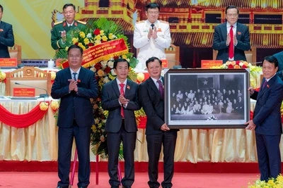 Đồng chí Đại tướng Lương Tam Quang, Ủy viên Bộ Chính trị, Bộ trưởng Công an tặng Đại hội bức ảnh Chủ tịch Hồ Chí Minh với Đoàn ca kịch Huế tại Phủ Chủ tịch năm 1960.