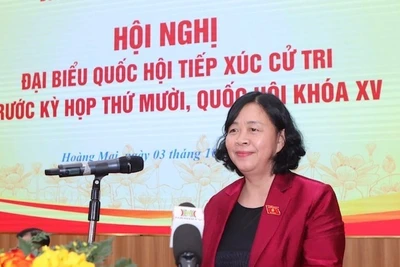 Đồng chí Bùi Thị Minh Hoài phát biểu tại buổi tiếp xúc cử tri.