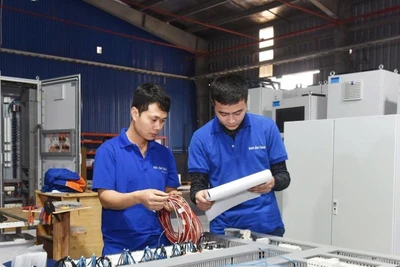 Công nhân Công ty TNHH Van Der Leun Việt Nam (Hải Phòng) kiểm tra, lắp ráp tủ bảng điện cho tàu thủy. (Ảnh KHÁNH AN)