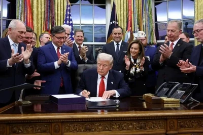 Tổng thống Mỹ Donald Trump ký luật chi tiêu tại Nhà trắng.