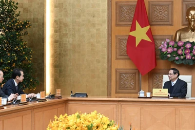 Thủ tướng Chính phủ Phạm Minh Chính và Đại sứ Trung Quốc tại Việt Nam Hà Vĩ cùng các đại biểu Trung Quốc. (Ảnh: Trần Hải)