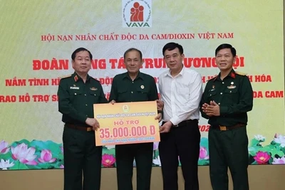 Ban tổ chức trao hỗ trợ cho gia đình ông Lê Đình Dễnh sửa chữa nhà ở.