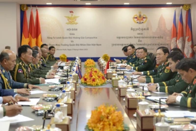 Chiều 3/6, tại Thủ đô Phnom Penh, Campuchia, Đại tướng Vong Pisen, Tổng Tư lệnh Quân đội Hoàng gia Campuchia đón Đại tướng Nguyễn Tân Cương, Ủy viên Trung ương Đảng, Ủy viên Thường vụ Quân ủy Trung ương, Tổng Tham mưu trưởng Quân đội nhân dân Việt Nam, Thứ trưởng Quốc phòng cùng Đoàn đại biểu cấp cao Quân đội nhân dân Việt Nam.