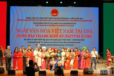 Tổng lãnh sự Việt Nam tại Ekaterinburg Nguyễn Mai Hường tặng hoa các nghệ sĩ.