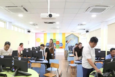 Các giáo viên Trường tiểu học Kỳ Phương (phường Hoành Sơn, tỉnh Hà Tĩnh) rà soát, sửa sang cơ sở vật chất chuẩn bị năm học mới.