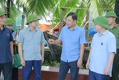 Thứ trưởng Nông nghiệp và Môi trường Nguyễn Hoàng Hiệp (thứ hai từ phải sang) kiểm tra và trao đổi với cán bộ ở Thanh Hóa về cơn bão số 5.