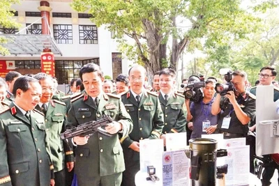 Các đại biểu tham quan gian trưng bày sản phẩm do Tổng cục Công nghiệp Quốc phòng nghiên cứu tại hội nghị sơ kết hoạt động giải tuổi trẻ toàn quân giai đoạn 2020-2025.