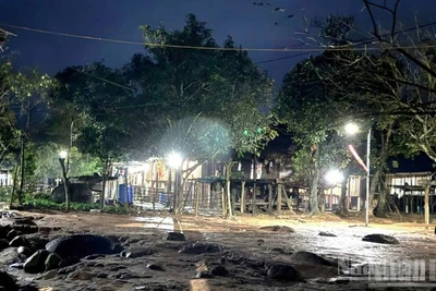 Lần đầu tiên sau hàng chục năm, bản Dốc Mây bừng sáng ánh điện. Dù mưa lạnh nhưng không gian của bản vẫn sáng lên niềm vui và niềm hy vọng về tương lai tươi sáng phía trước.